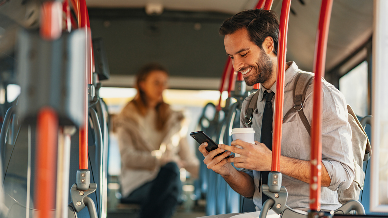 Pasajero de tren usando Wi-Fi