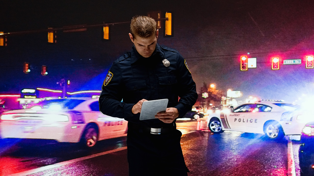 Agente de policía utilizando un dispositivo conectado