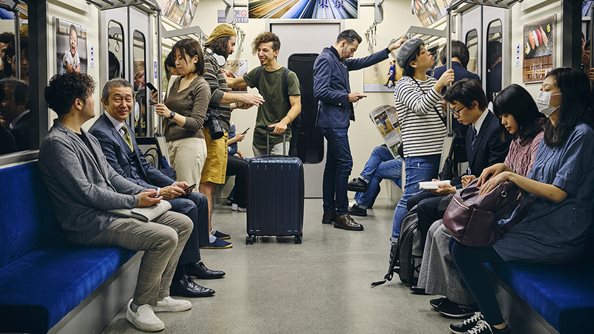 Pasajeros del tren con teléfonos móviles