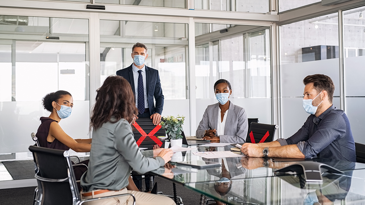 Reuniones de equipo con máscaras