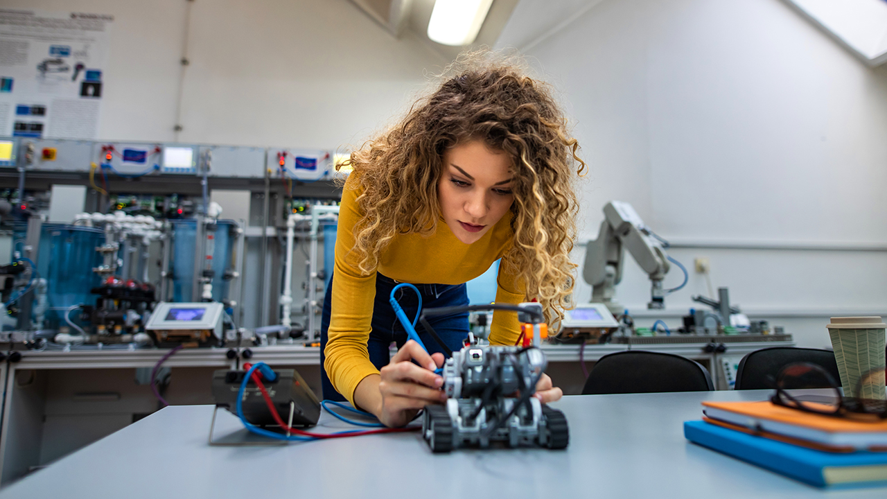 Estudiantes aprendiendo robótica