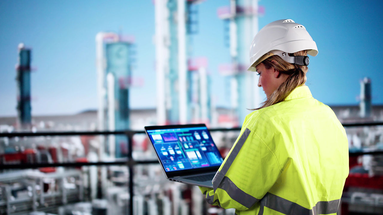 Trabajador de servicios públicos que gestiona un sistema SCADA