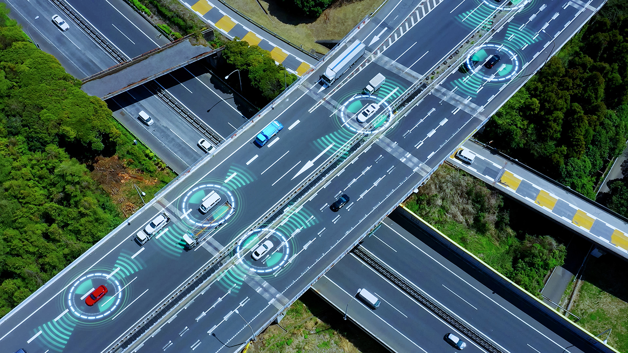 Vehículos conectados en una autopista
