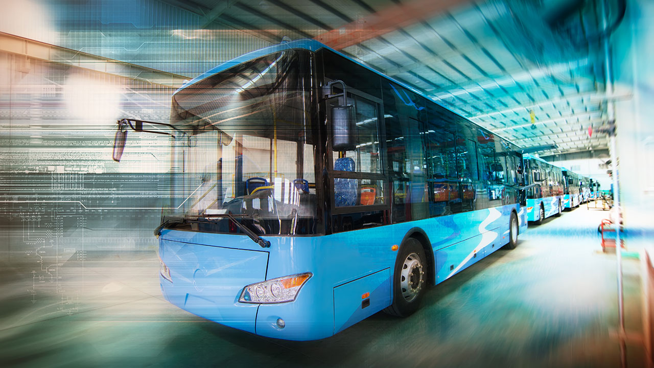 Autobús moderno en marcha