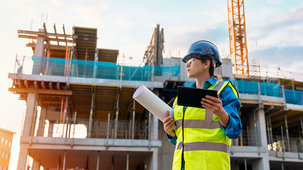 Trabajador de la construcción revisando el progreso del proyecto