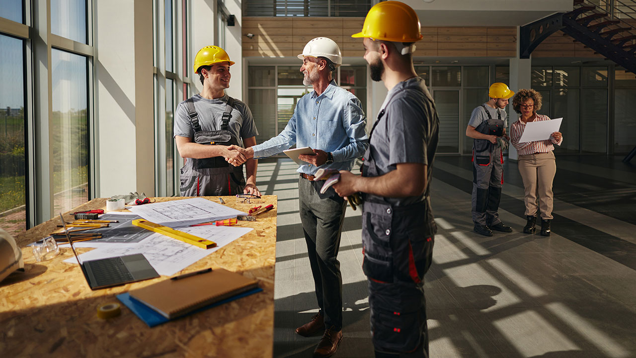 Equipo de construcción discutiendo un proyecto