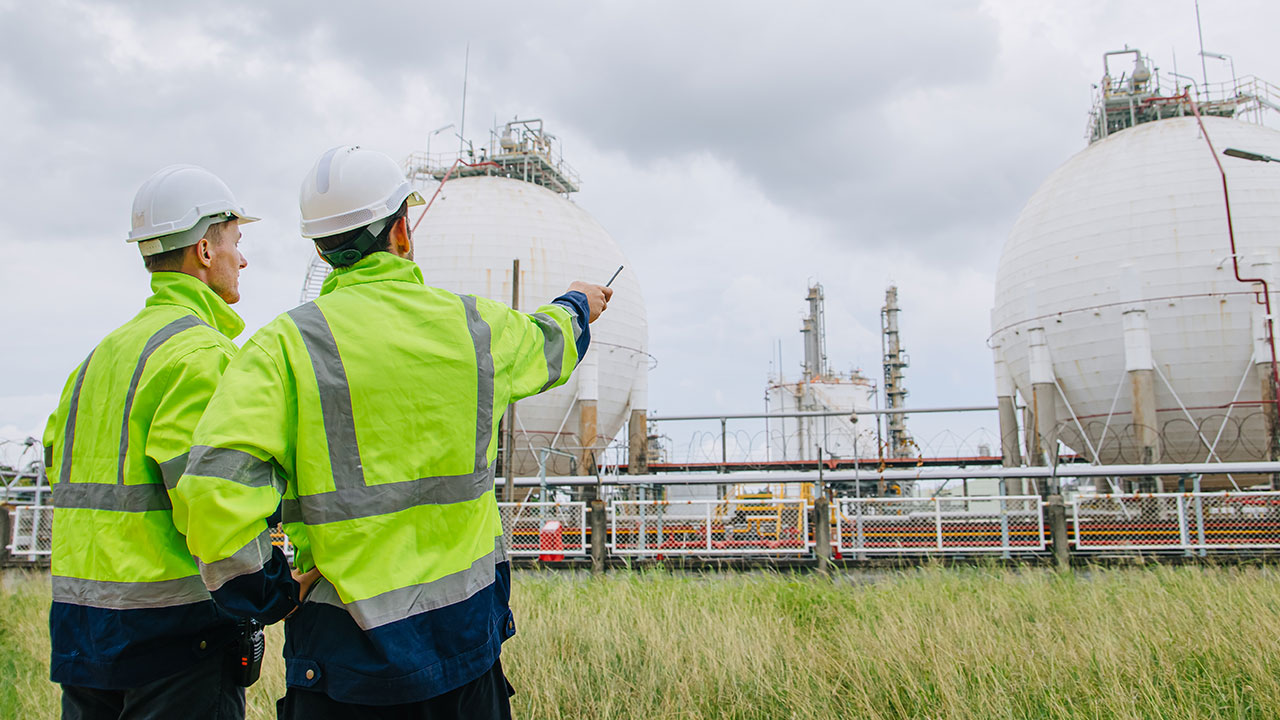 Técnicos de campo en una planta industrial
