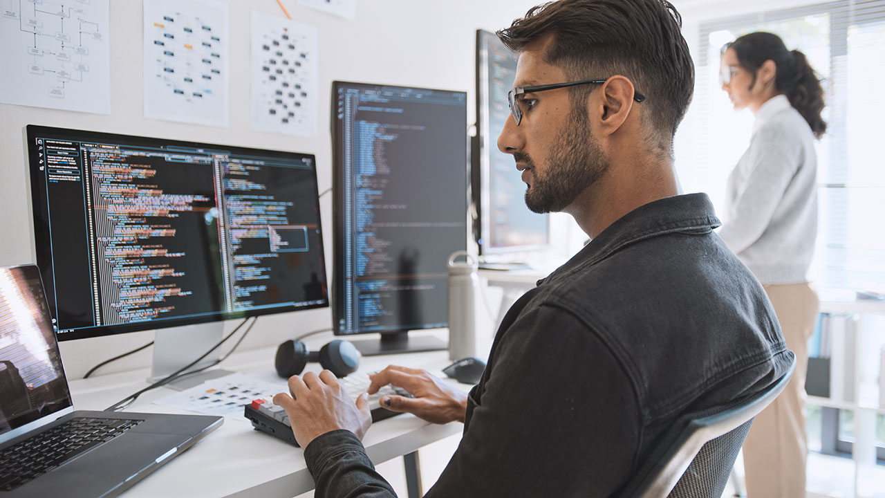 Gestor de red trabajando en código