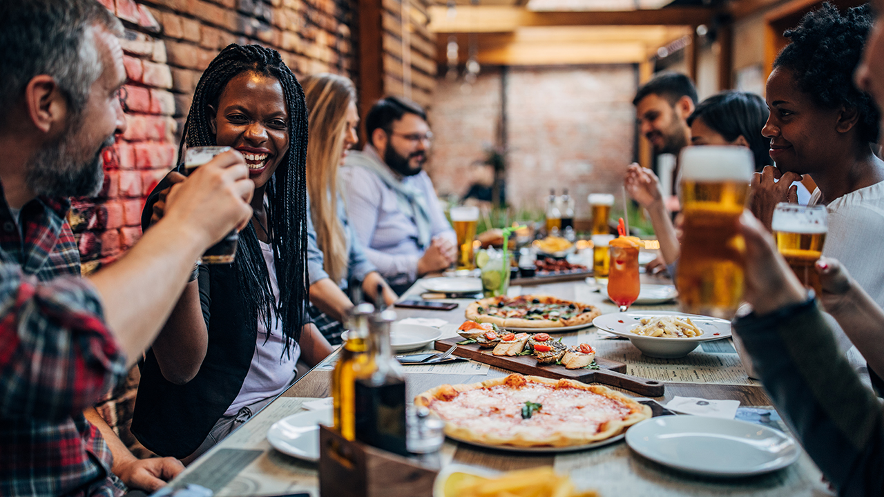 Pizza servida a los clientes del restaurante