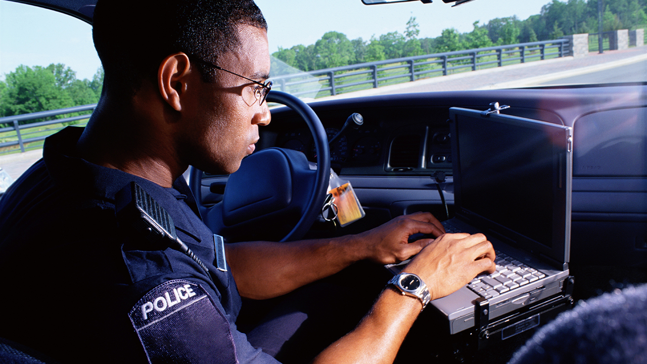 Agente de policía utilizando un dispositivo conectado