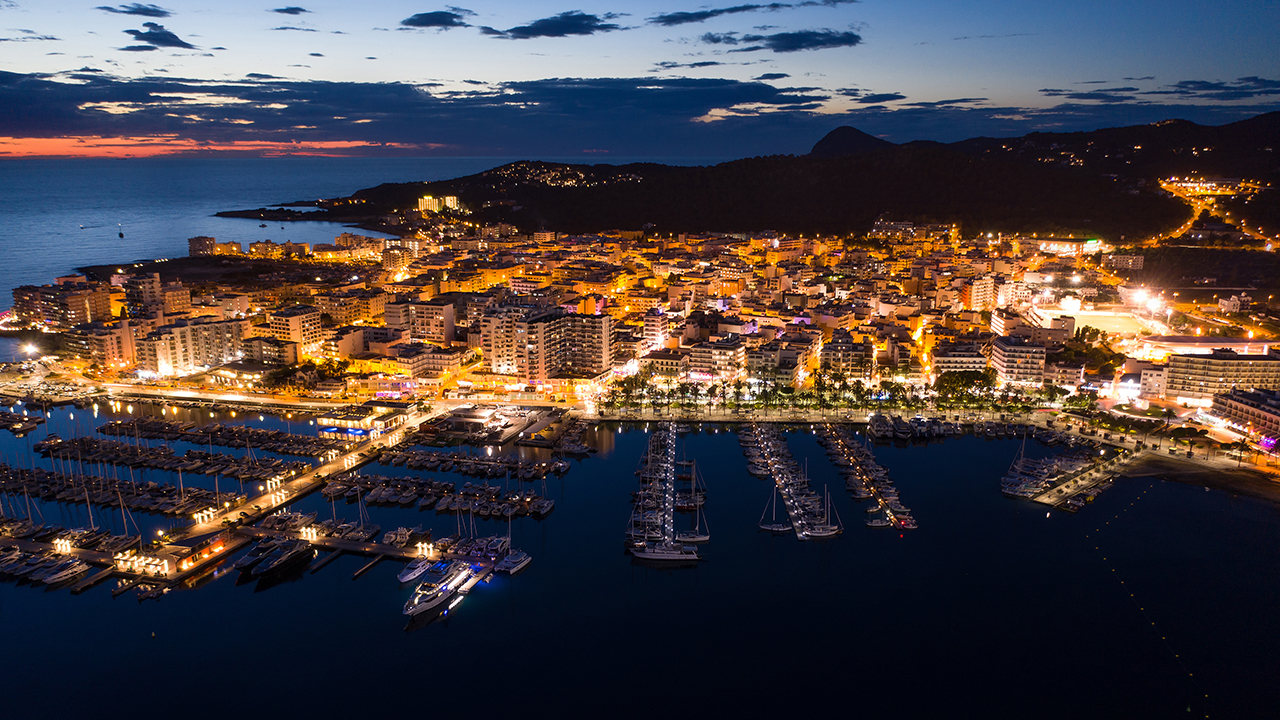 Luces de la ciudad por la noche