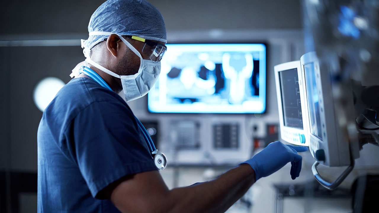 Trabajador médico viendo imágenes médicas