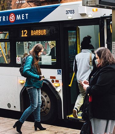 Viajeros subiendo a un autobús de TriMet
