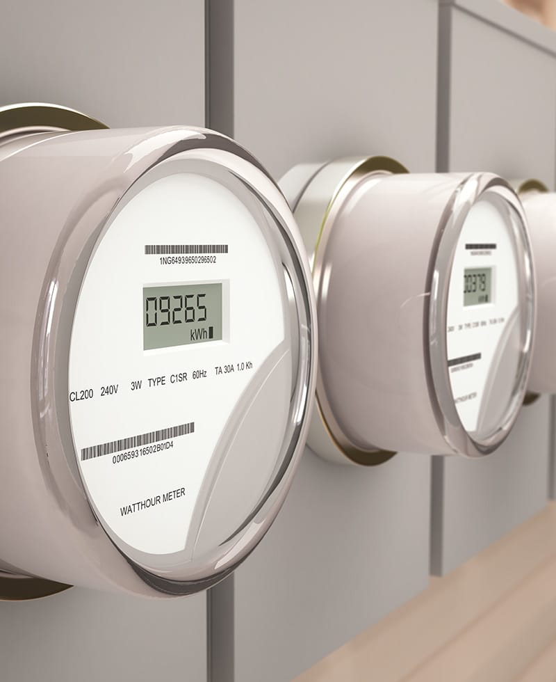 Primer plano de contadores digitales inteligentes de electricidad en una pared.