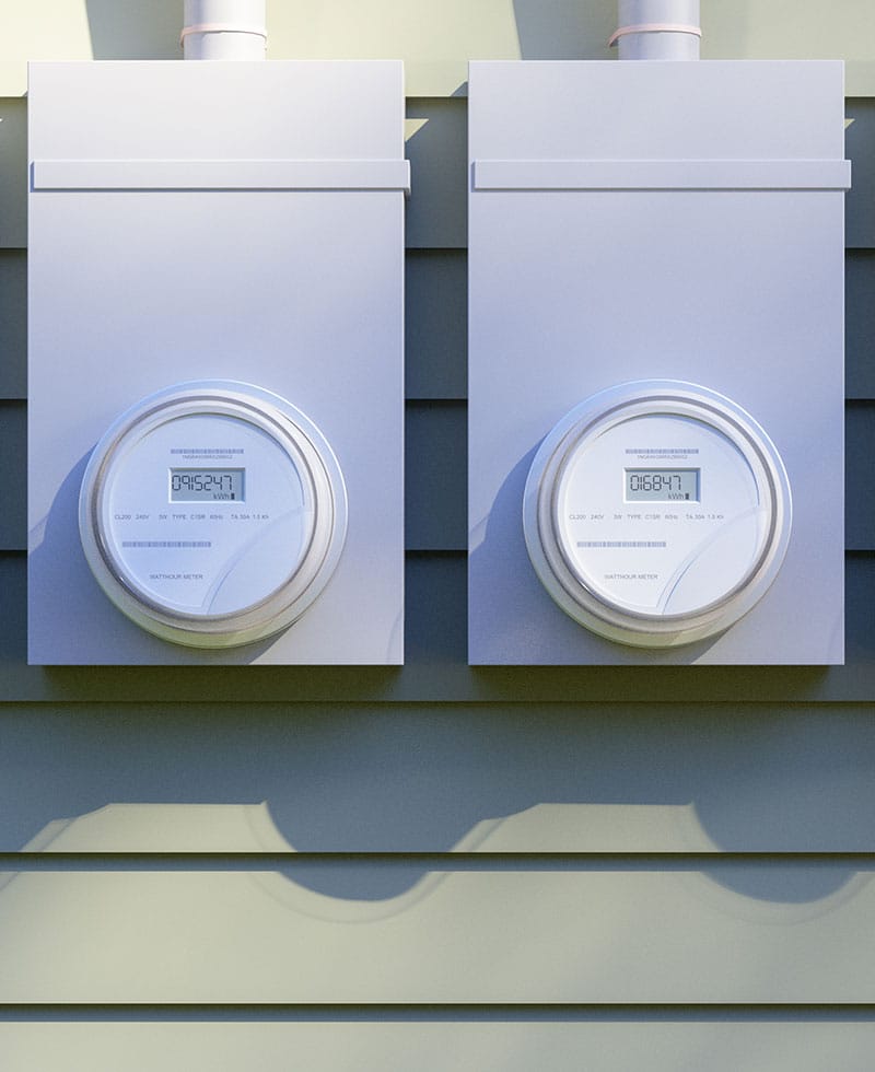 Dos contadores eléctricos inteligentes digitales instalados en la pared exterior de un edificio residencial.