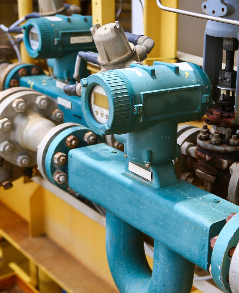 Instrumentos informáticos de caudal montados en tuberías industriales.