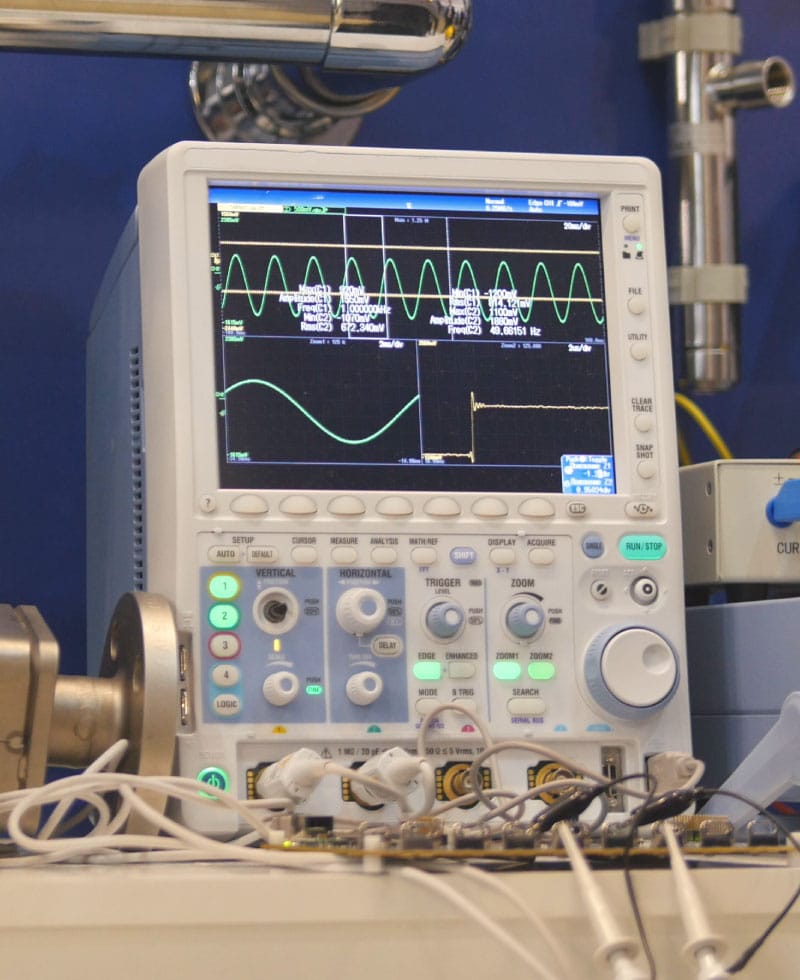 Pantalla de monitorización VFD mostrando datos de forma de onda..